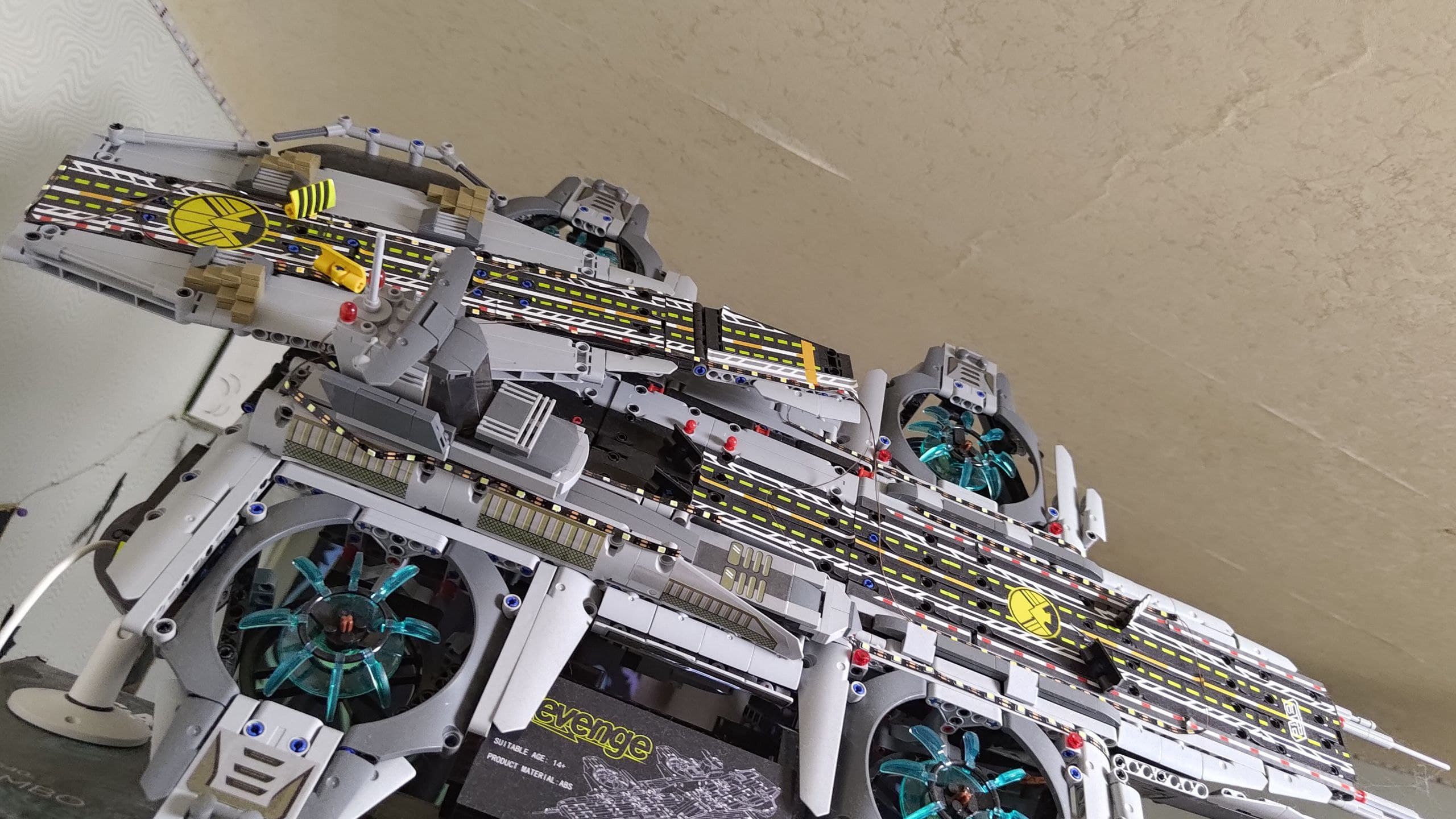 SHIELD Helicarrier (Buildable Display Model)